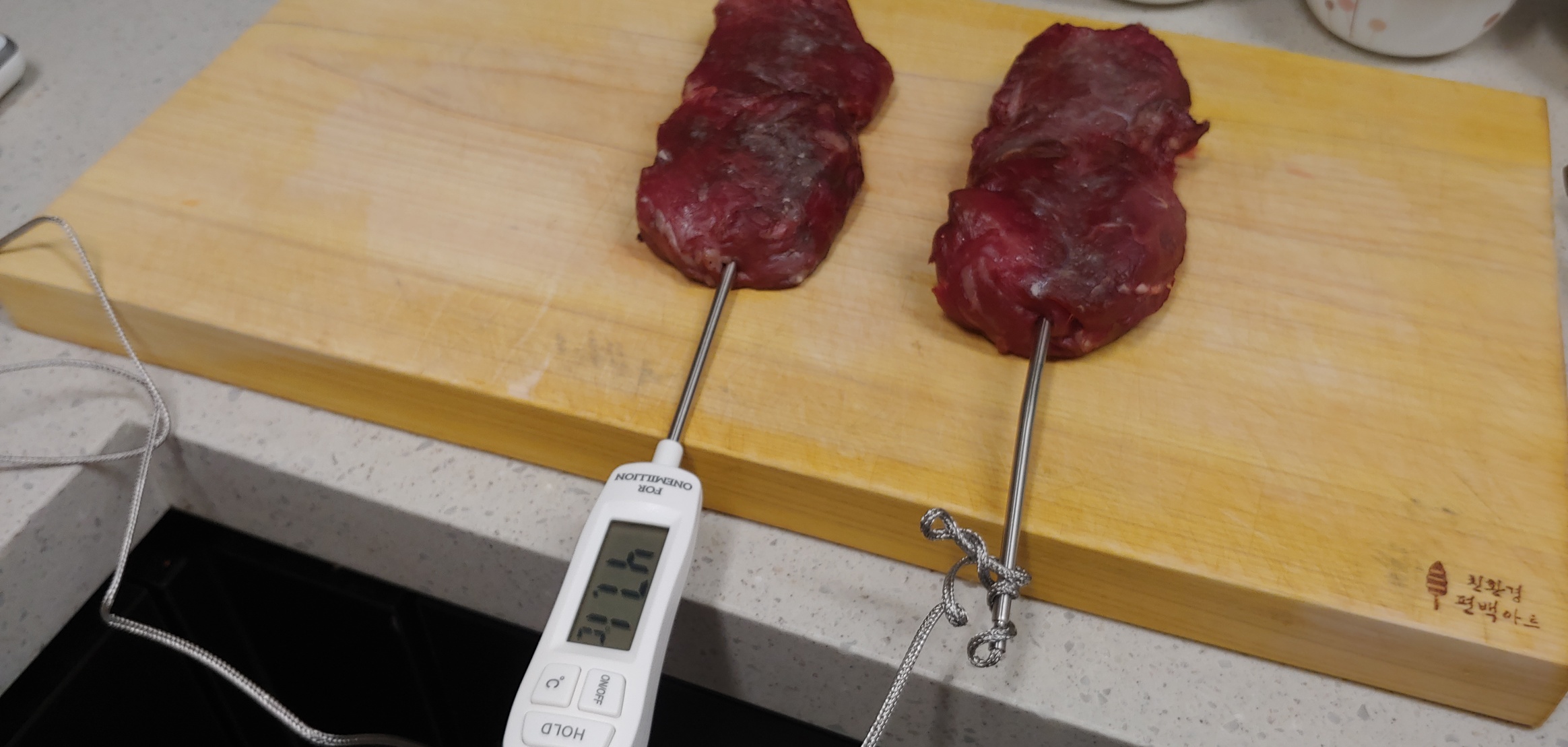 사진은 이미 오븐에 다 익혀져 나온 상태의 고기들