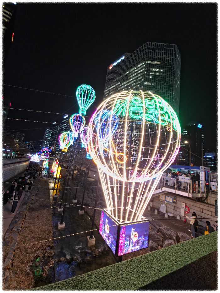 청계천 풍선 조명 설치물