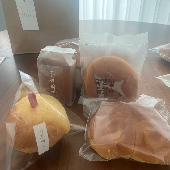 치즈베리, 공세리빵, 국산팥들었슈, 슈크림빵이 있습니다.