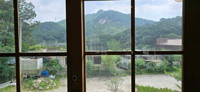 까페에서 바라보는 창밖 산 풍경
