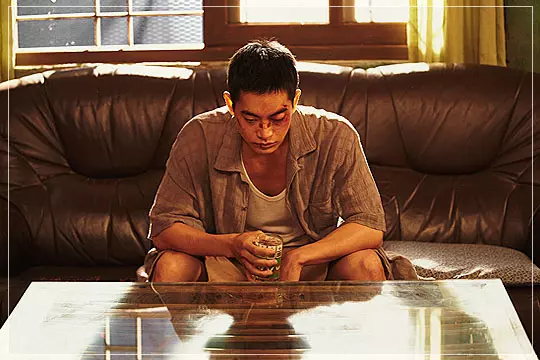 영화-귀공자-소파에-앉아-있는-마르코