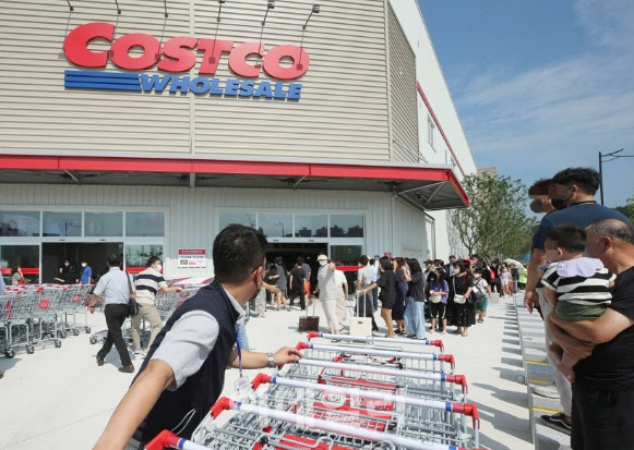 지난 2022년 코스트코 김해점이 개점할 당시의 모습. 시민들이 개점 전부터 줄을 서 입장을 기다리고 있다.