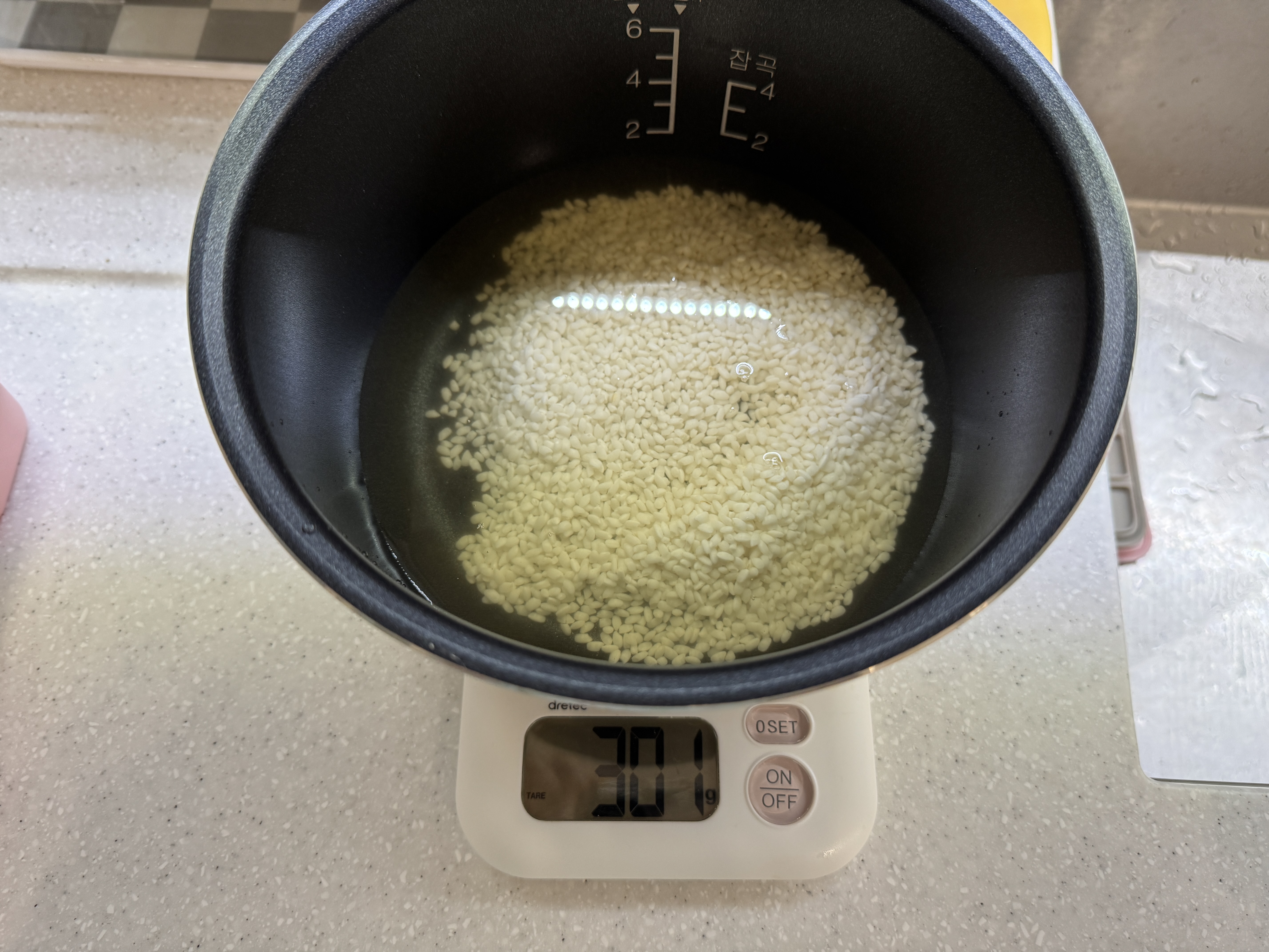 불린 쌀에 채수를 넣은 사진