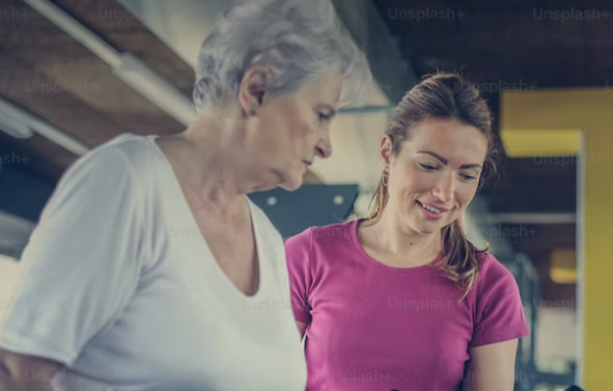 부모님을-모시고-있는-여자