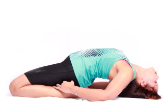 운동 후 스트레칭 하는 여성