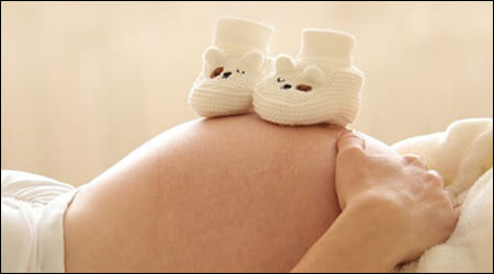 임신한 여성과 신생아 신발