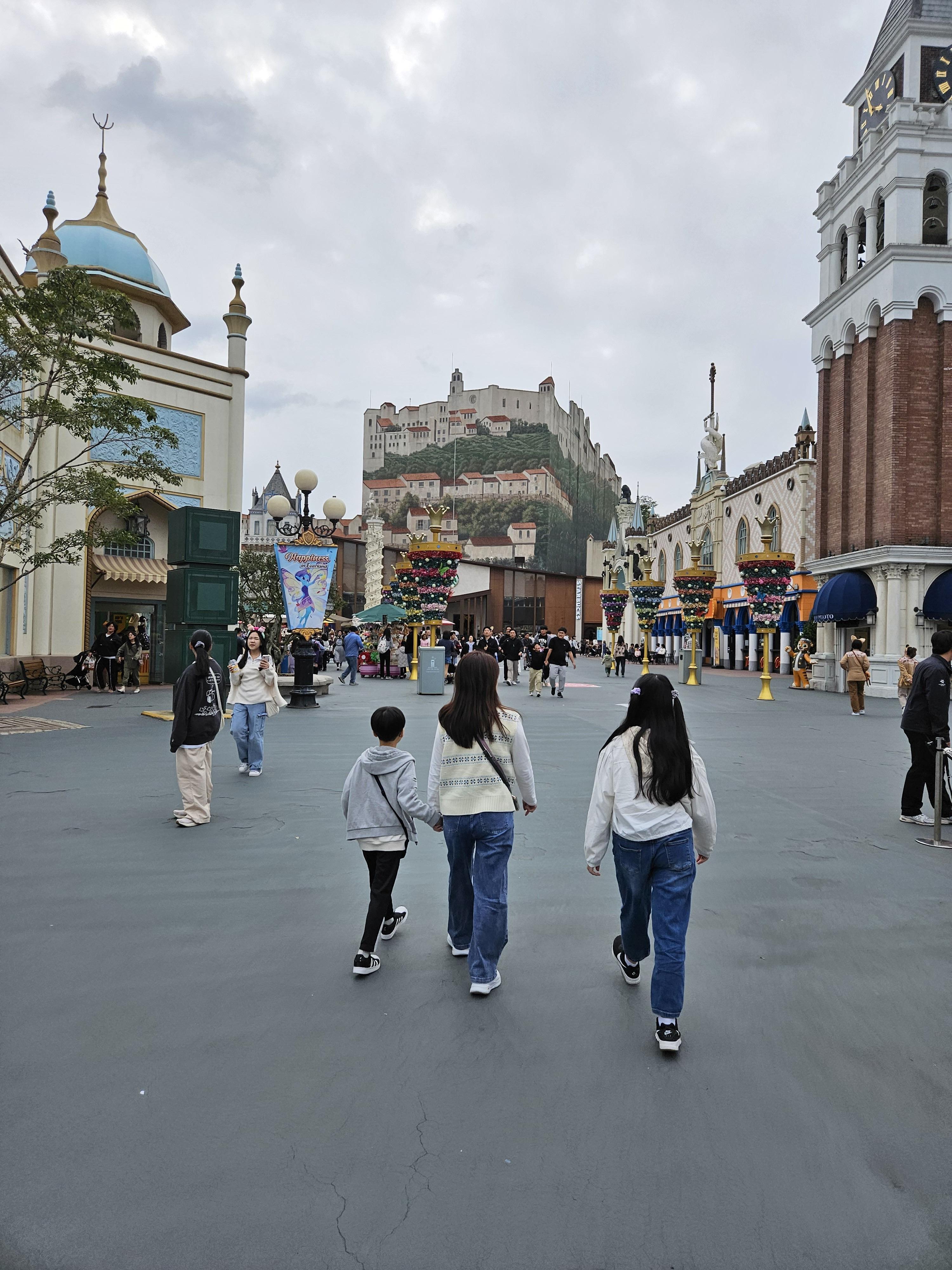 정문 들어가자마자 있는 상점들