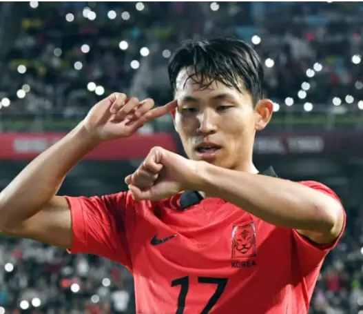 태국전-
붉은 유니폼을 입고 오른손 검지손가락을 이마에 댄채 왼손 팔목을 보고 서있는 모습