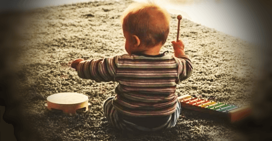 놀고-있는-아기-뒷모습