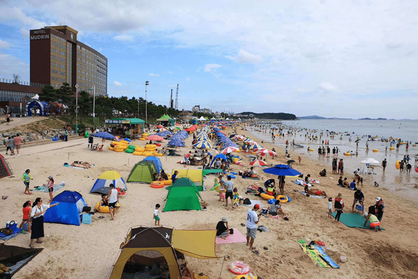대천해수욕장은 매년 1천만 명에 육박하는 외지인의 방문3