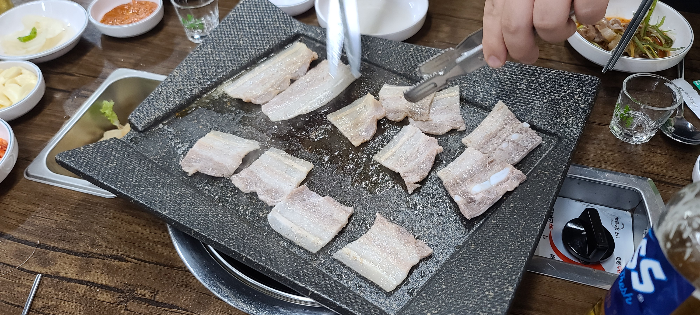 황금대패삼겹살 가격표 저렴한고기 정직한식당 대패삼겹살 먹음직스러운 대패삼겹살 한쌈 냉삼 냉동삼겹살 불판세척 냉동삼겹살굽기시작
