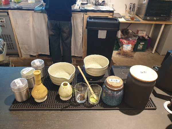 테이블 위에 말차 도구들이 놓여있다. 차통, 차선, 차완 등을 모아놓았다.