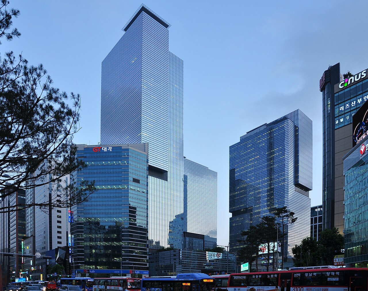 서울 서초구 강남역 인근의 삼성타운 빌딩들, 2009년 6월 (사진: Oskar Alexanderson / Wikimedia Commons, CC BY-SA 2.0)