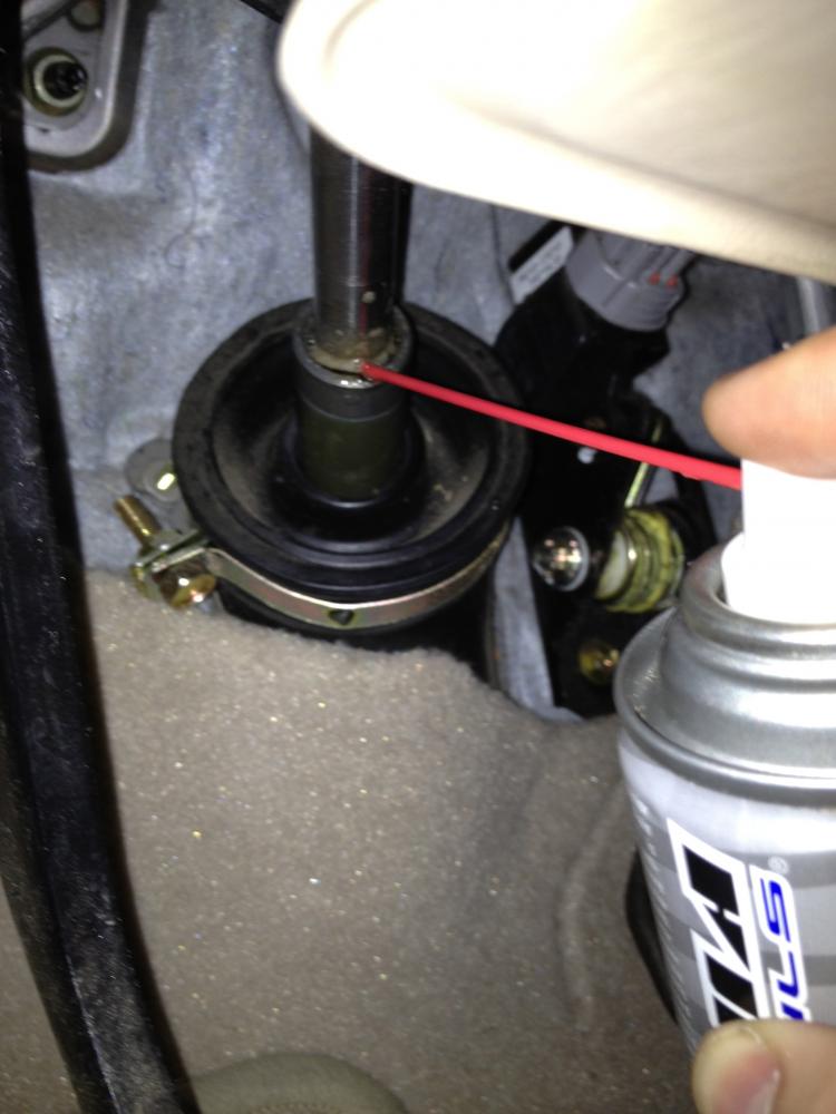 렉서스 ES350 하부에서 본 유압식 오무기어와 타이로드 구성