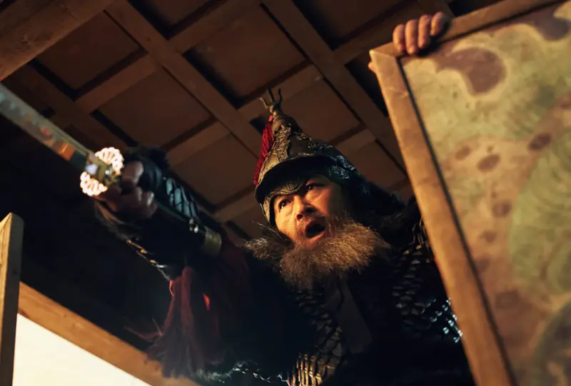 영화 노량-
김윤석이 칼을 앞으로 뻗으며 소리지르는 모습