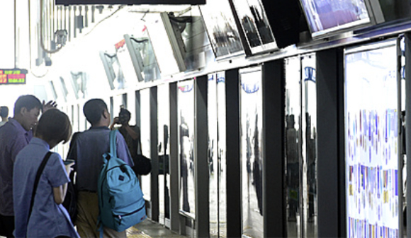 역사에서 시민들이 지하철을 기다리고 있다. [사진=뉴시스]