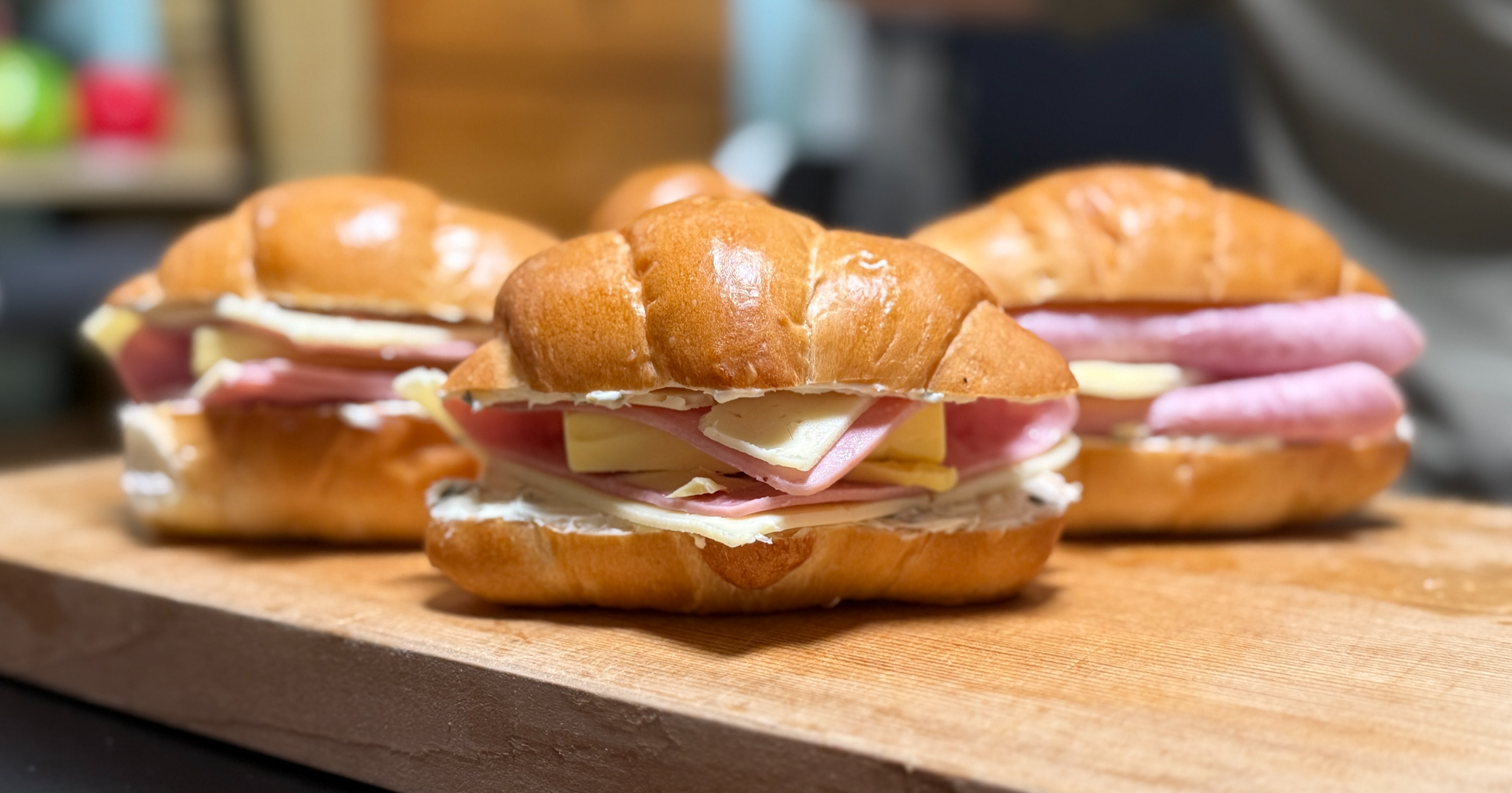 완성된 대파 크림 치즈 소금빵 샌드위치