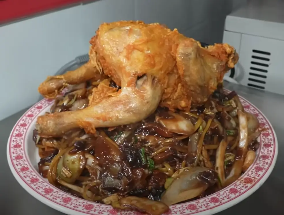 통닭이 올라간 이색 짜장면