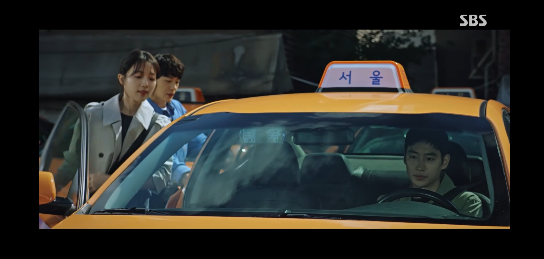 모범택시2 하준과 고은이 도기의 택시에 올라타고 있다.