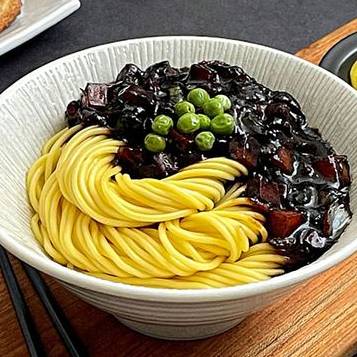 짜장면을 먹는 꿈, 무슨 의미일까? 꿈해몽 총정리!