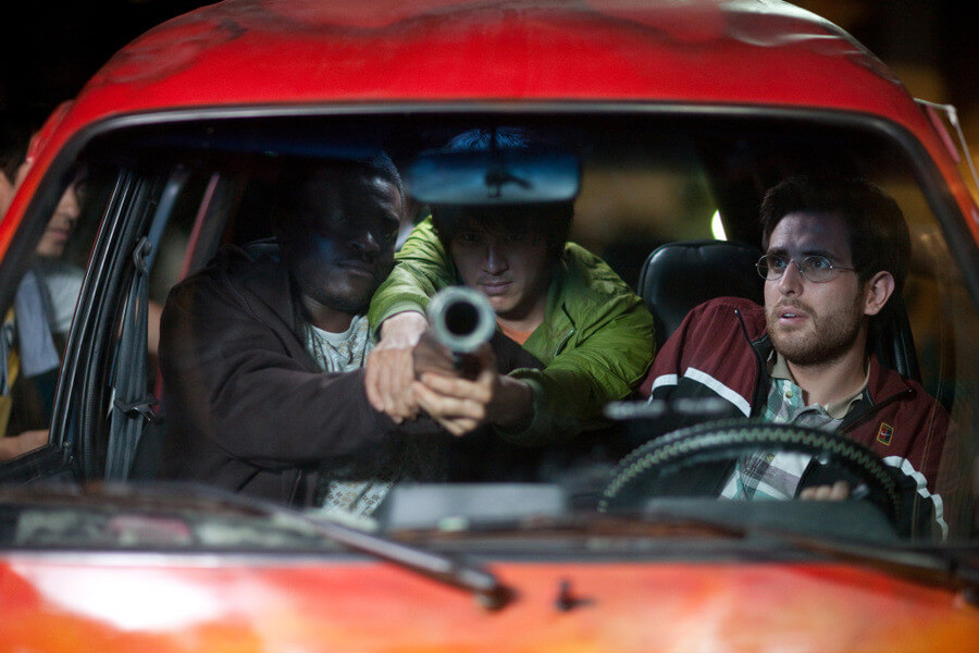 규남과 외국인 친구들이 차에서 총을 들이 대고 있는 모습
