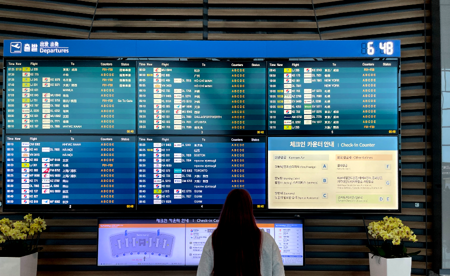 운항정보 4개 언어 순차표시 시간 및 지명표기