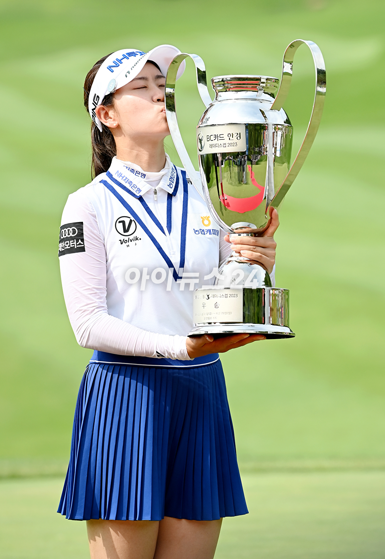 박민지(25&middot;NH투자증권)가 한국여자프로골프(KLPGA) BC카드&middot;한경 레이디스컵(총상금 8억원)에서 짜릿한 역전 우승으로 타이틀 방어에 성공했다. 대회 최종 3라운드에서 버디 6개와 보기 한 개를 묶어 5언더파 67타를 기록했다.박민지가 경기를 마무리하고 있다. [사진=곽영래 기자]