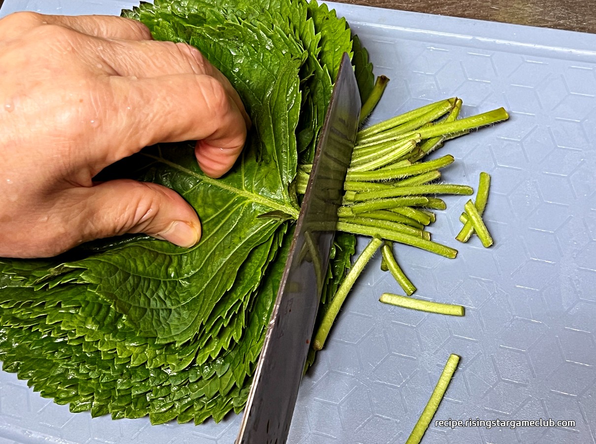 깻잎의 줄기 부분을 손질하는 사진