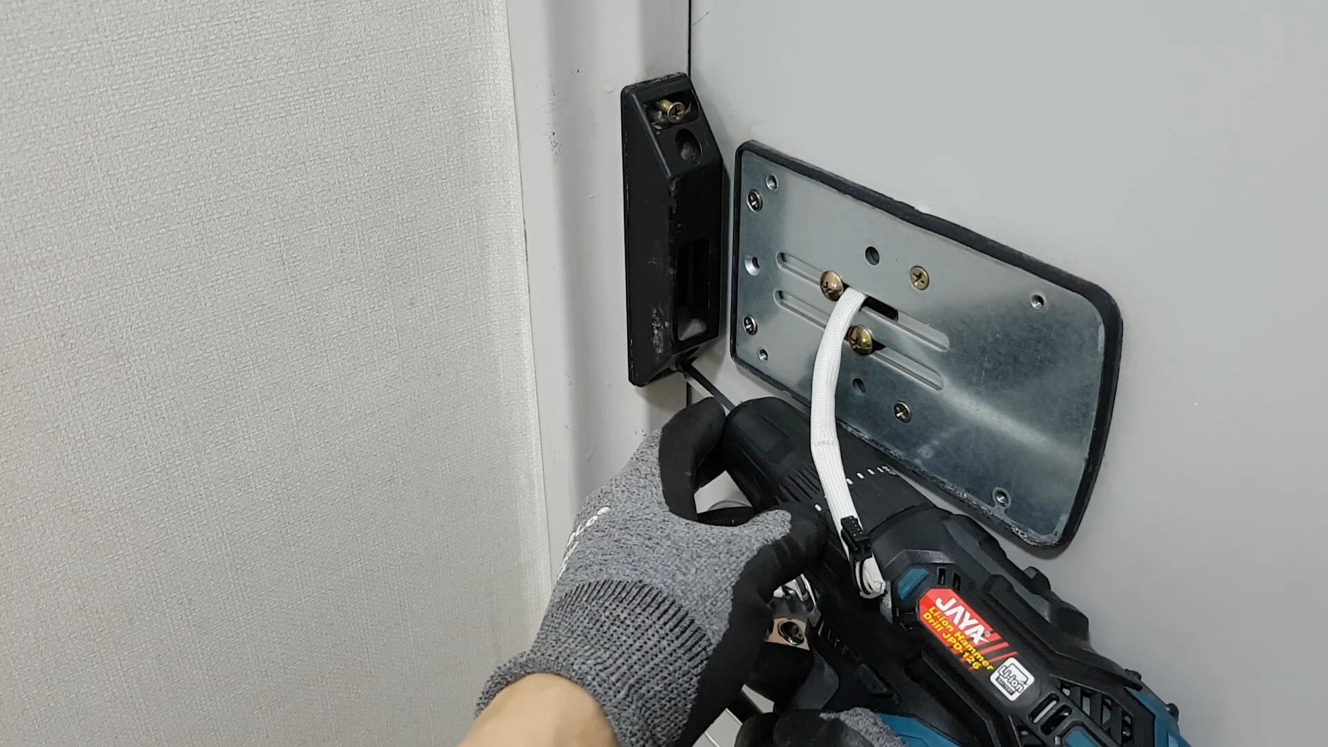 문틀 부품 떼는 모습