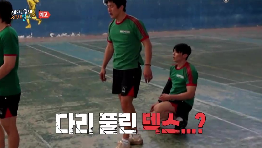 구르카 용병 아카데미에서 덱스가 주저앉아 있는 장면에 다리 풀린 덱스...? 자막이 있는 스틸컷