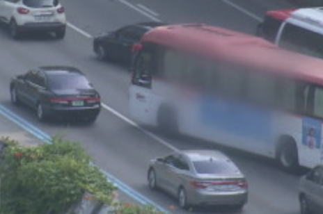 비상등 켜고 난폭운전을 하는 버스