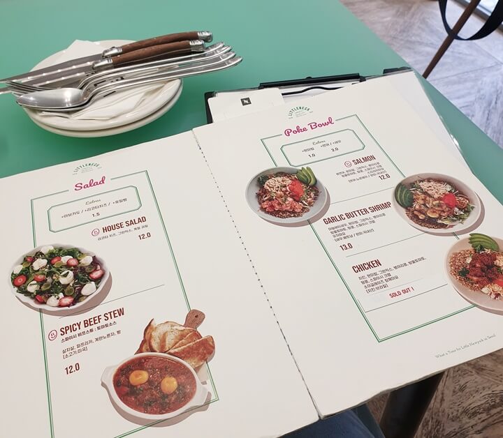 리틀넥-잠실점-메뉴판-샐러드와-포케가-있다