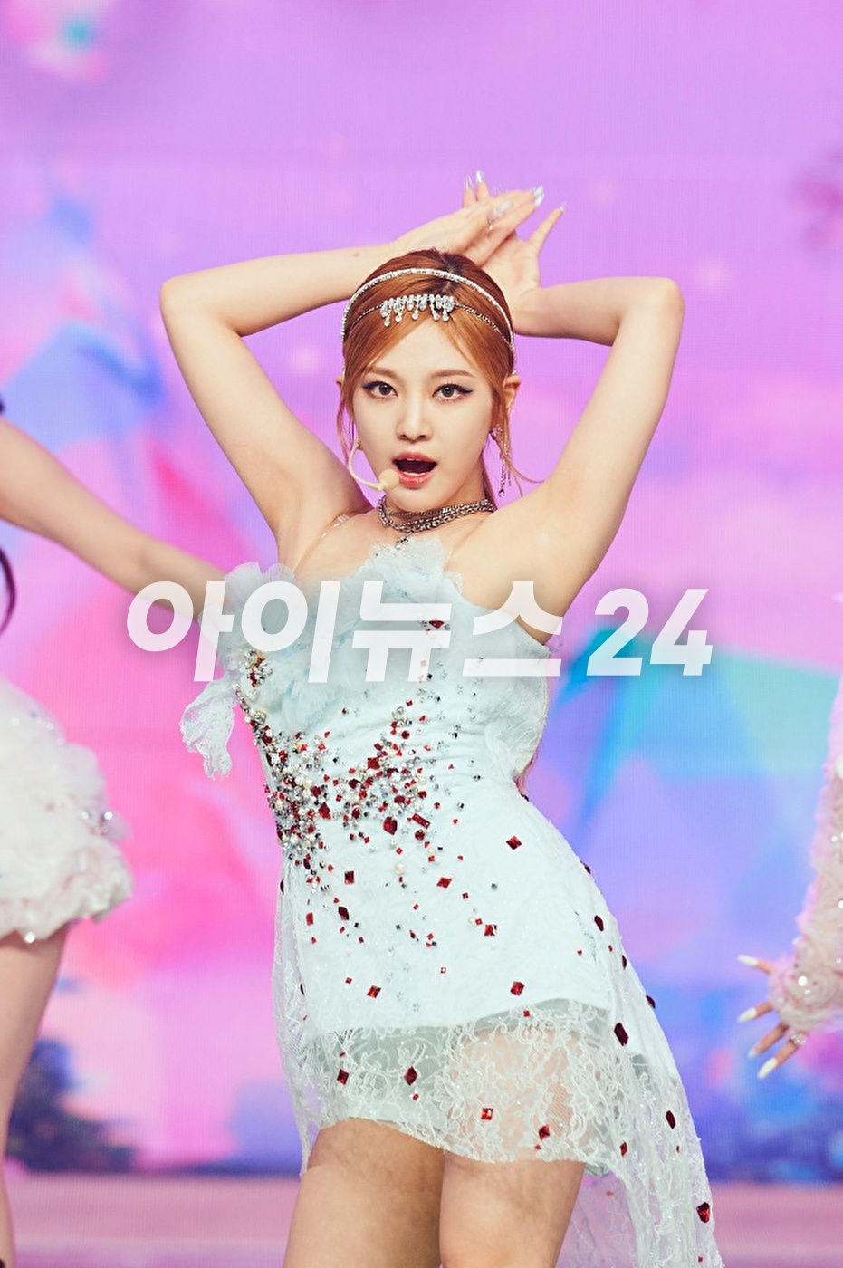 그룹 에스파(aespa)가 31일 오후 진행된 &#39;2021 MBC 가요대제전&#39;에 참석해 멋진 무대를 선보이고 있다. [사진=MBC]