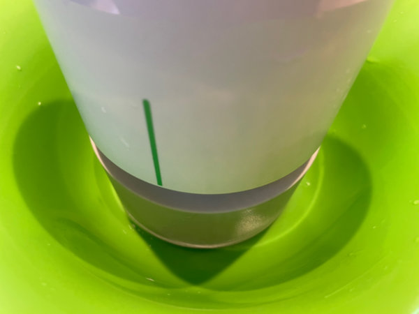 절인 오이를 물에 한 번 헹궈서 물기 꼭 짜기