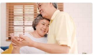 남편과 손을 맞잡고 있는 노년이 유방암 환자