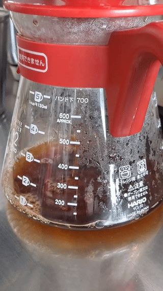 칼리타에 커피가 담기다