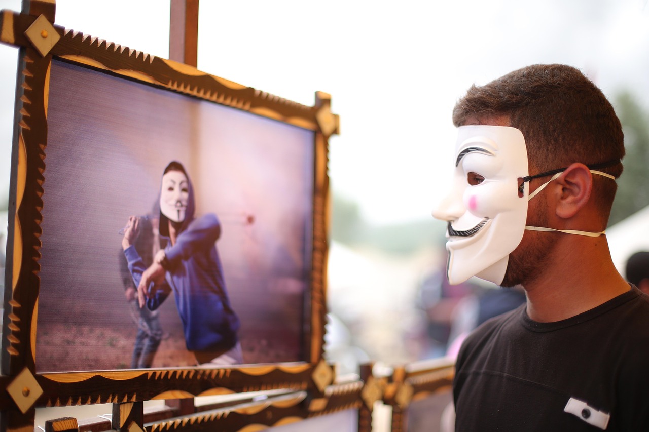 “그림자”: 지원금이 불러오는 논란, 정치적 해석, 도덕적 고민 등을 상징(국제적 지원 사례, 설계의 중요성, 정당성)과 관련된 사진