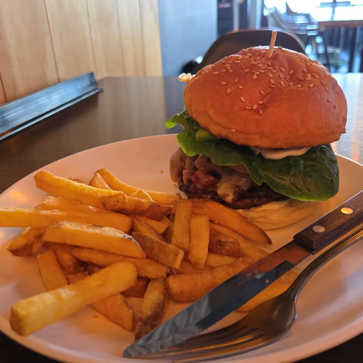 주문한-캐나다-버거-와-기본-프라이-모습