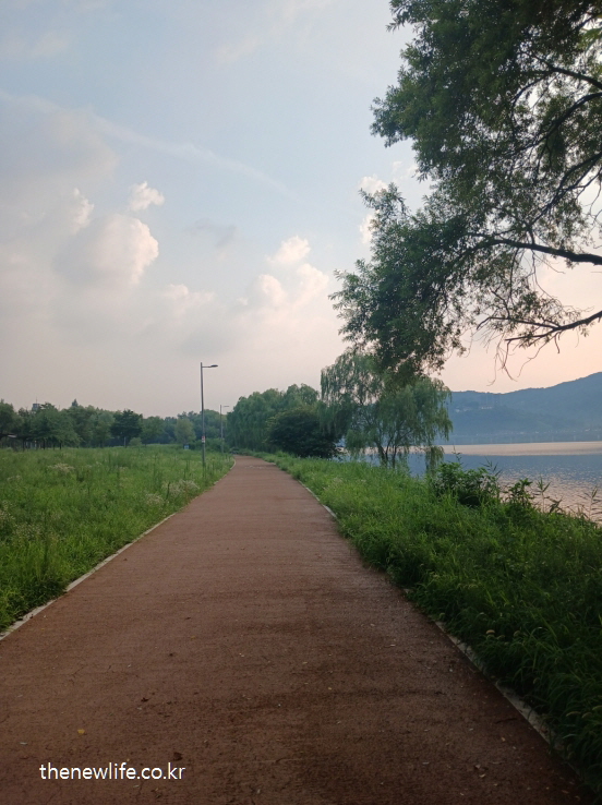 식후 졸린 이유 예방에 도움이 되는 해질녘 강가의 조용한 산책길