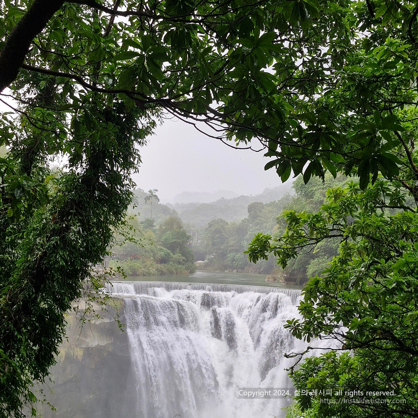 스펀폭포 입니다. 사진 촬영한 해당일에는 비가 많이와서 너무 아름다웠어요.