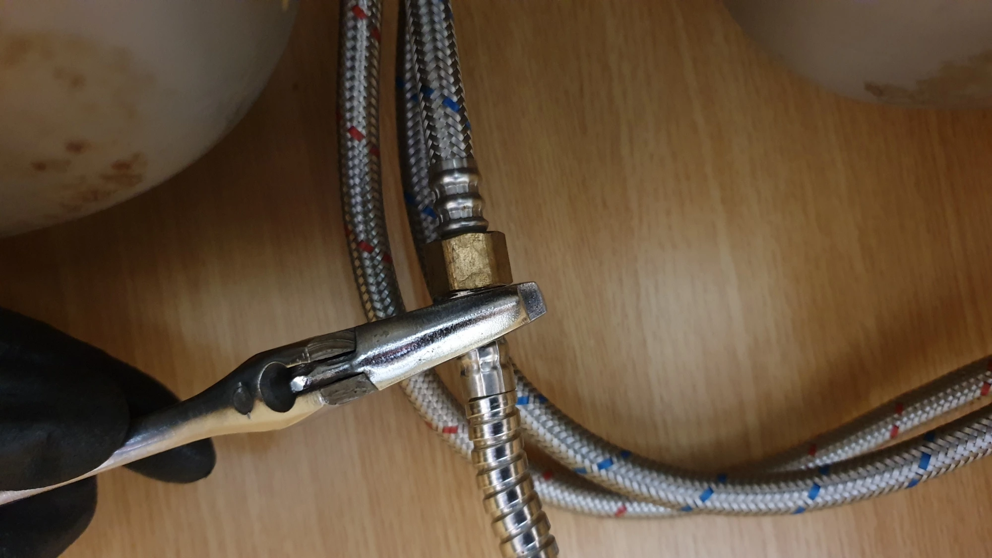 연결 부위 분리하는 모습