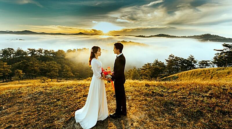 떠오르는-해와-산을-배경으로한-웨딩사진-모습