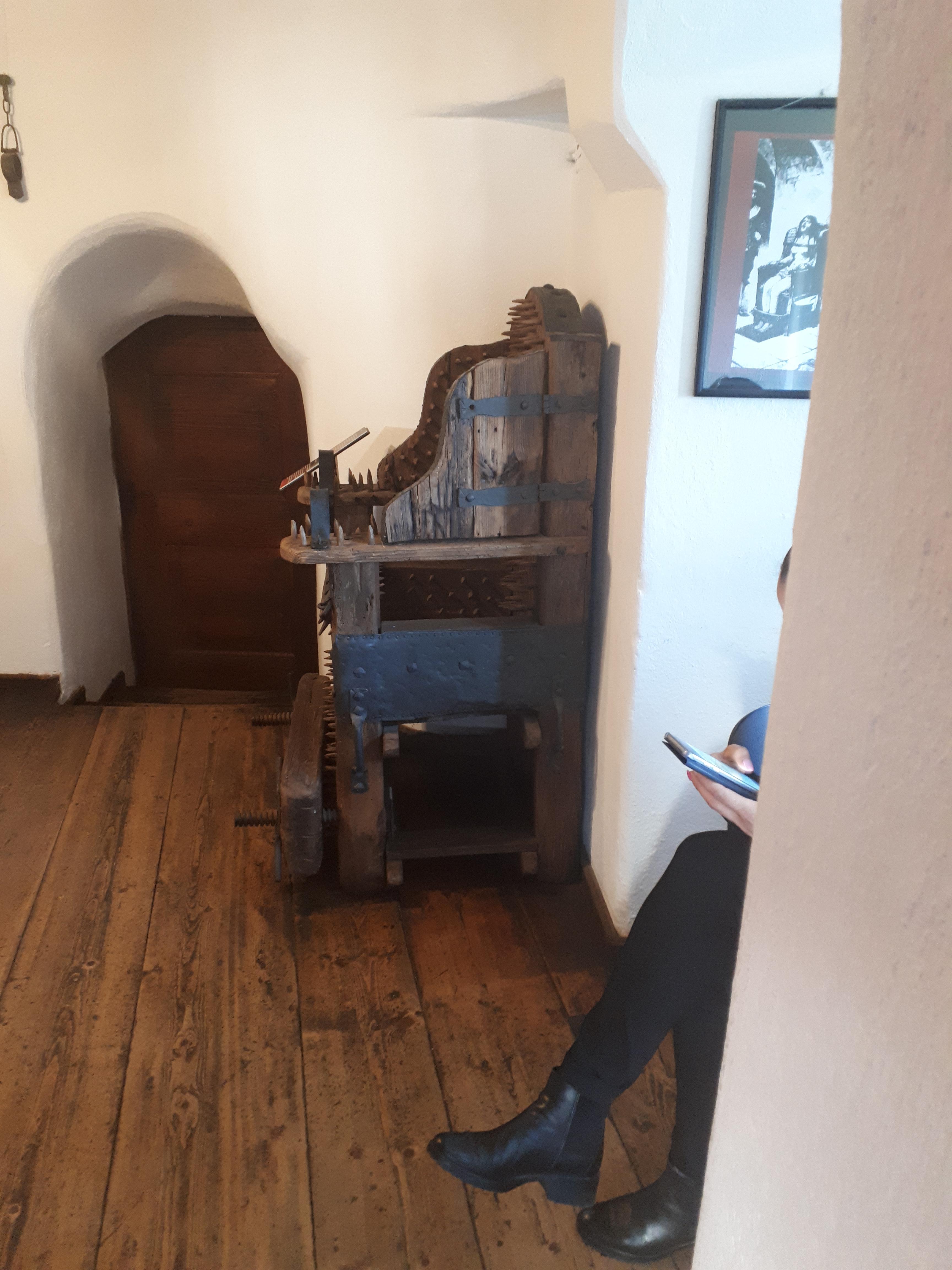 루마니아 브라쇼브 브란 성 고문 의자