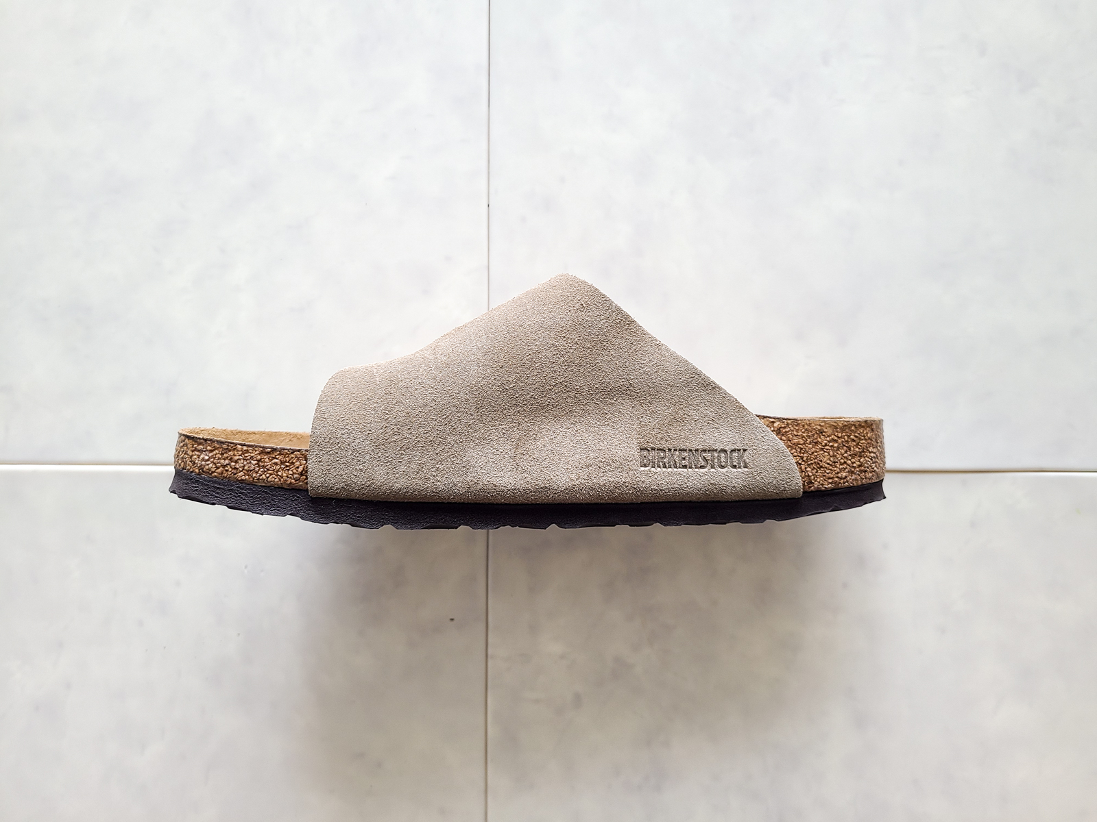 깔끔하고 튼튼한 옆 모습