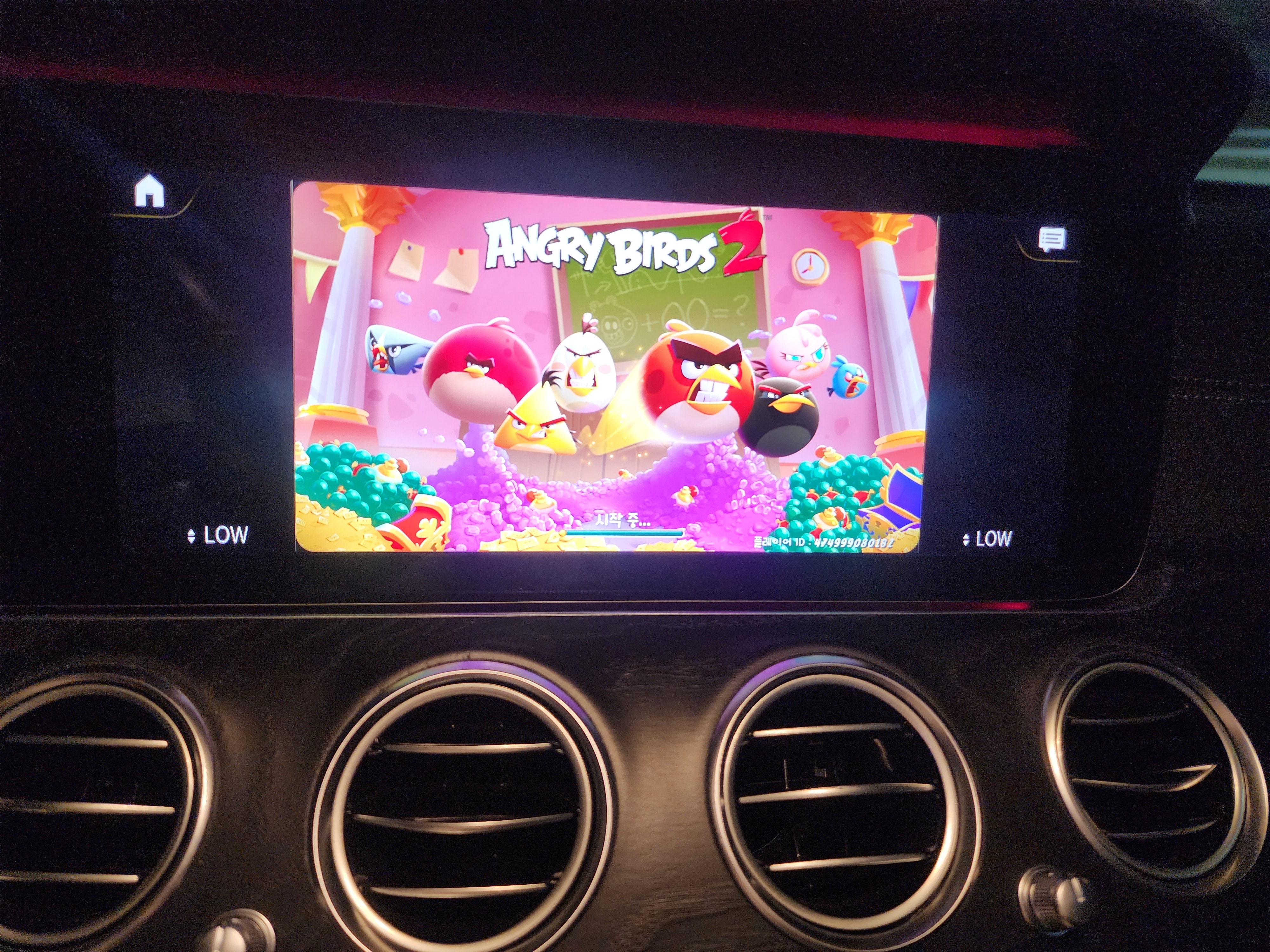 차량 디스플레이에 앵그리버드2 메인 화면이 실행된 모습, 여러 캐릭터가 화면 중앙에 등장