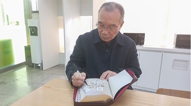 김진홍.