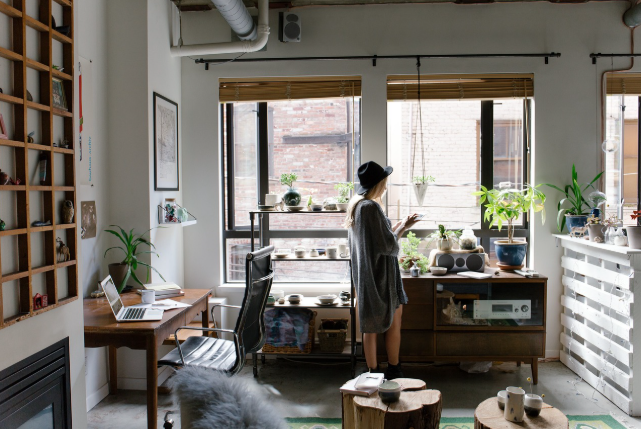 자택에서 여유롭게 시간을 보내며 생각에 잠긴 여성의 모습