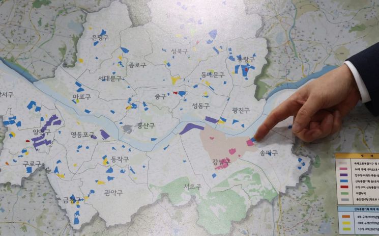 조남준 서울시 도시공간본부장이 12일 서울시청에서 열린 서울시 토지거래허가제 해제 심의 결과 브리핑을 진행하고 있다.