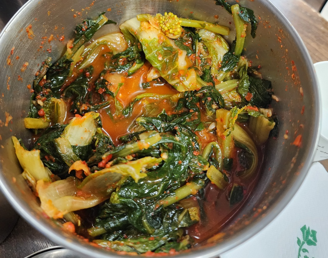 열무김치에요 그릇에덜어먹어야해요