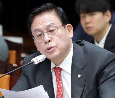 라이벌을 넘어 악연이라 평가받는 윤갑근과 정우택